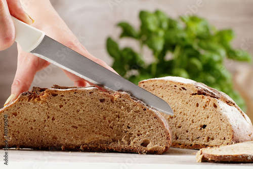 Brot wird geschnitten