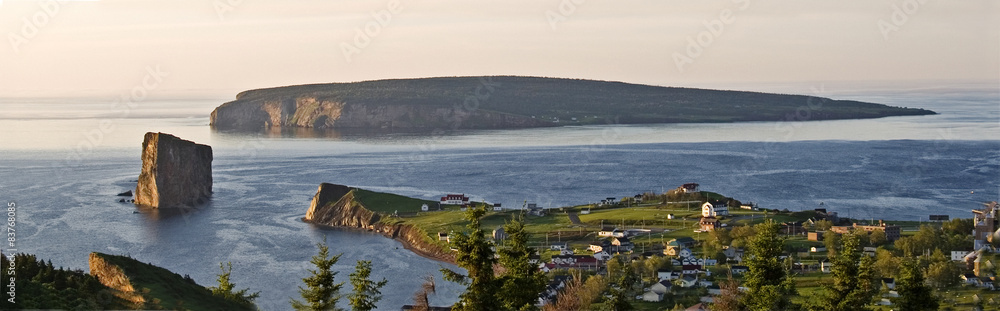 Naklejka premium Panoramiczny widok na wioskę Perce i Perce Rock, Quebec