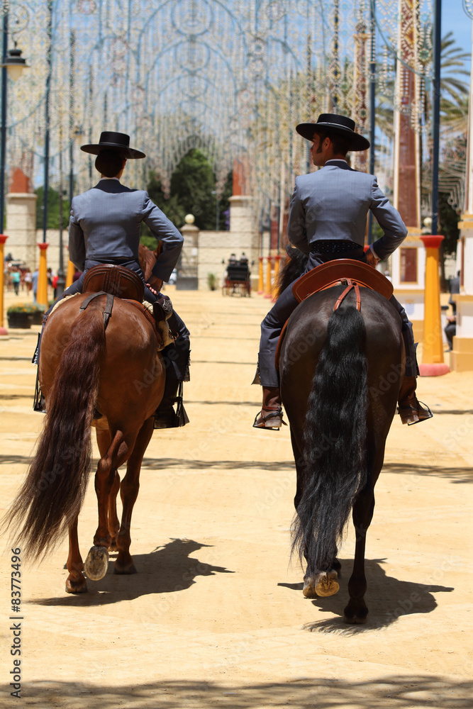 Jinete y amazona con caballos, paseo de caballos Jinete y amazona con caballos, paseo de caballos