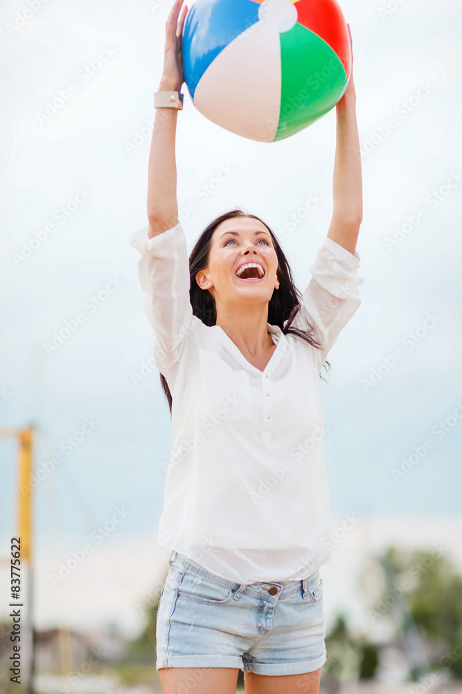 Obraz premium girl playing ball on the beach