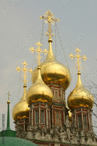 Кресты на куполах православной церкви. Москва