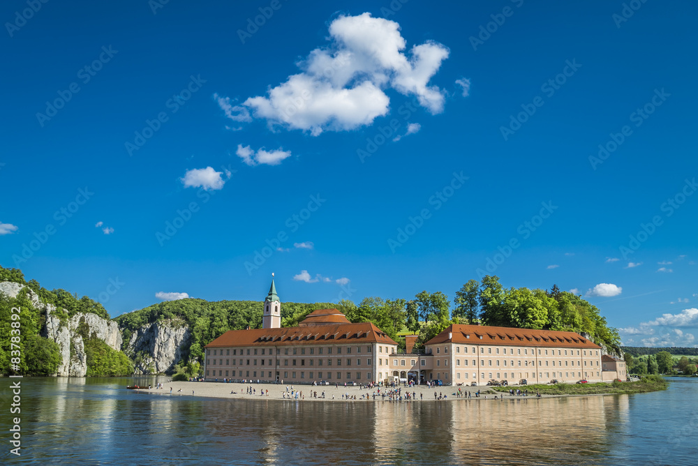 Obraz premium Schäfchenwolke über Weltenburger Kloster am Donaudurchbruch