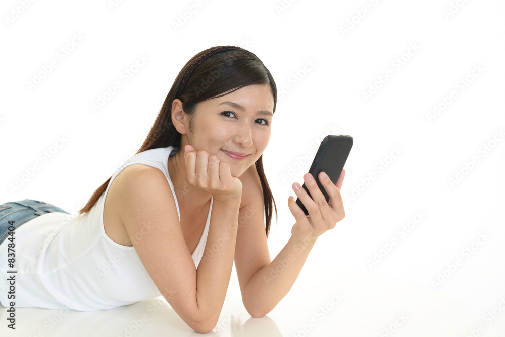 スマートフォンを持つ女性 スマートフォンを持つ女性