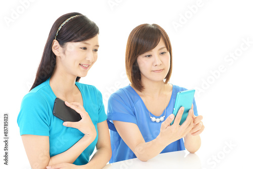 スマートフォンを持つ二人の女性