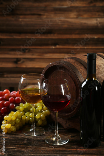 Fototapeta Naklejka Na Ścianę i Meble -  Glass of wine with grapes 
