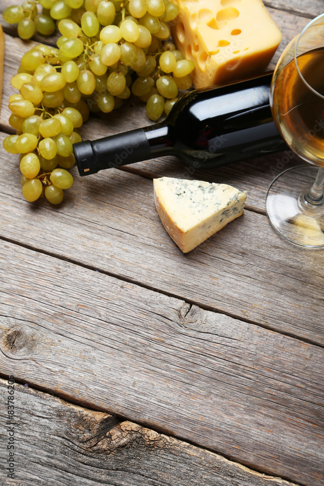 Obraz premium Glass of red and white wine, cheeses and grapes 