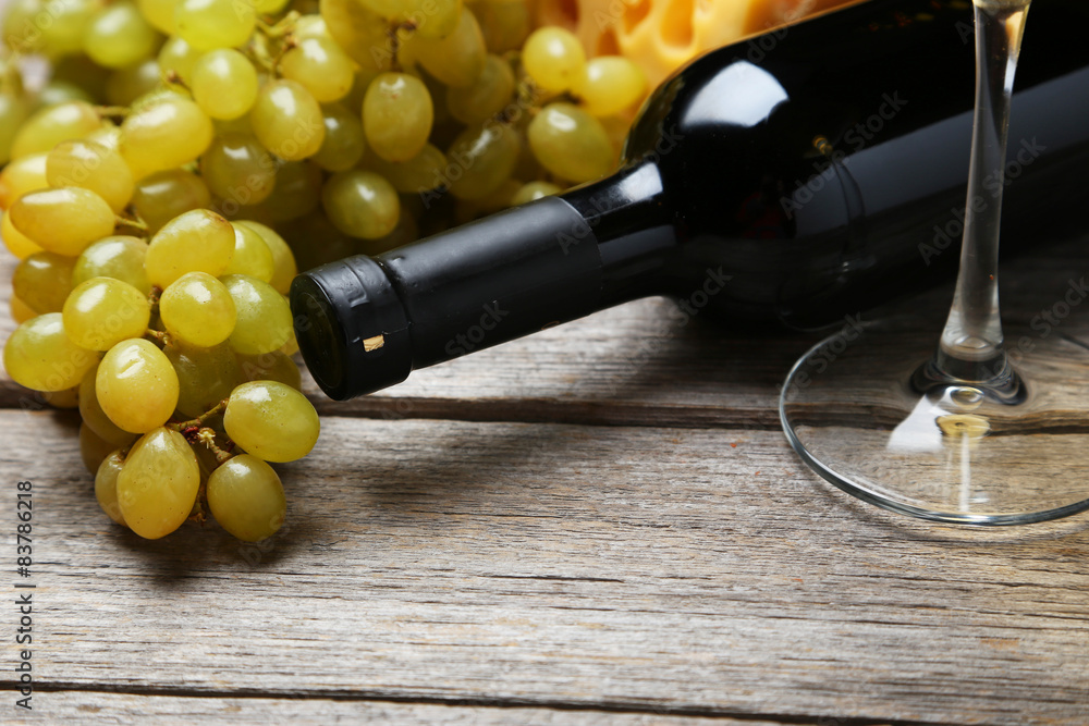 Obraz premium Glass of red and white wine, cheeses and grapes 