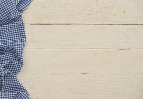 Rustikaler Holzhintergrund mit Tischtuch blau weiß