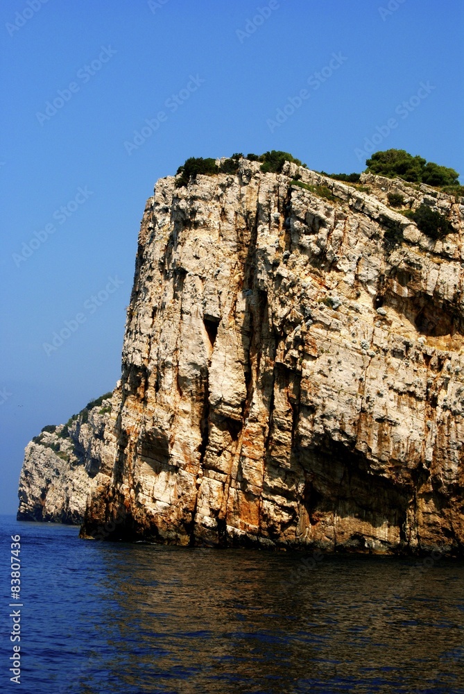 Acantilados rocosos en el mar
