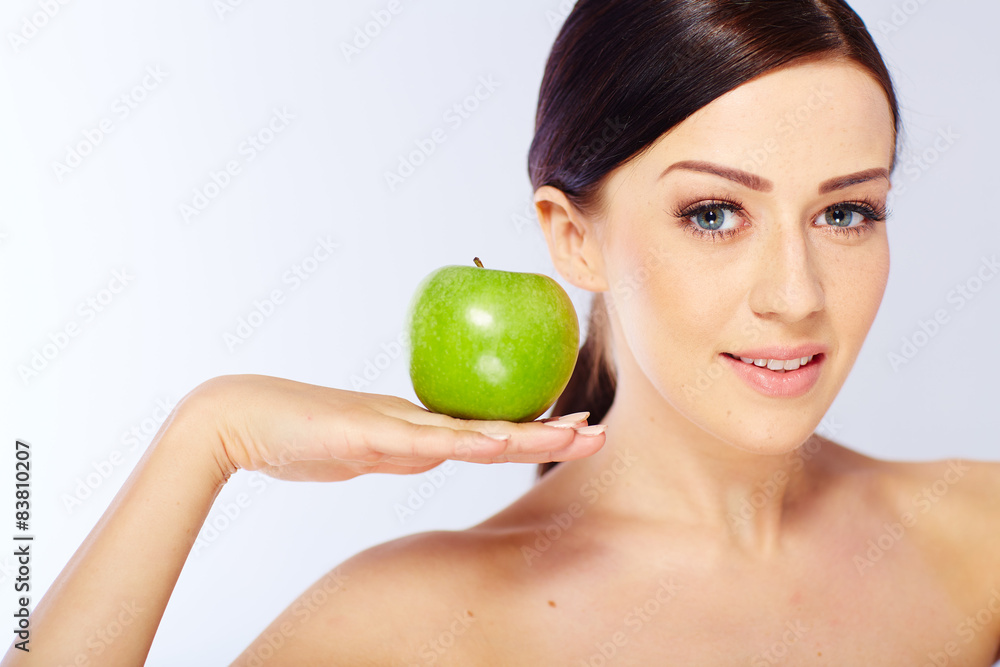 junge frau mit einem grünem apfel junge frau mit einem grünem apfel