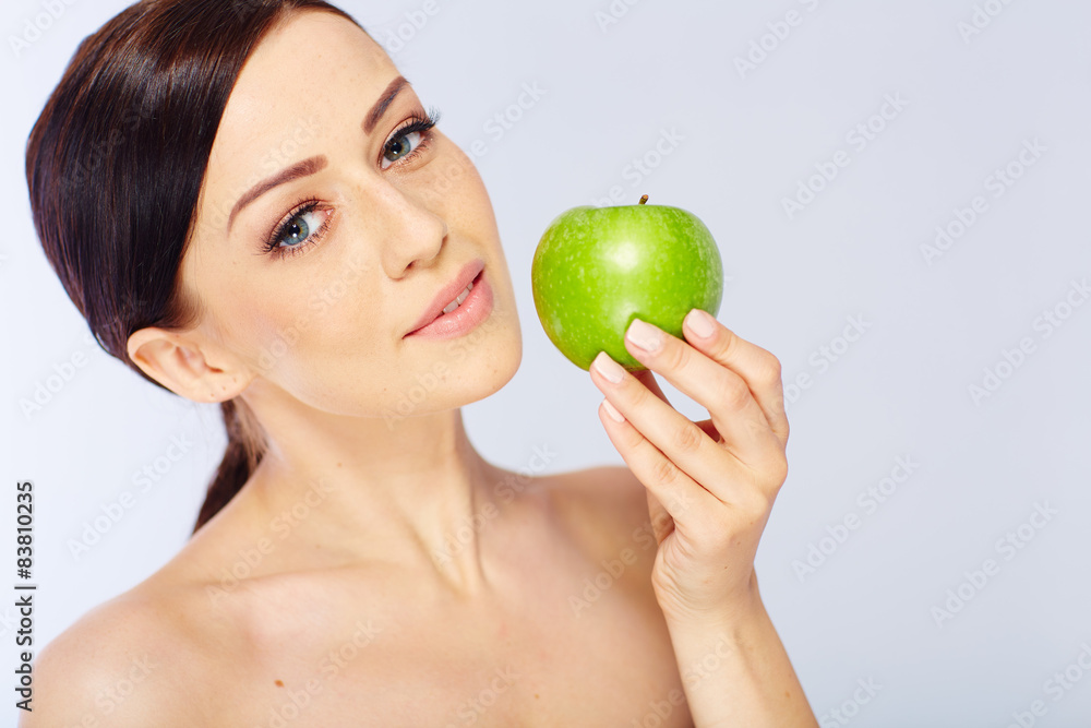 junge frau mit einem grünem apfel junge frau mit einem grünem apfel