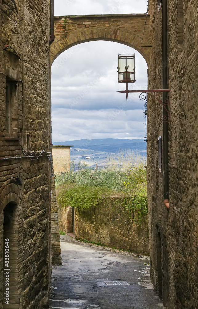 Obraz premium Street with arch, San Gimignano, Italy