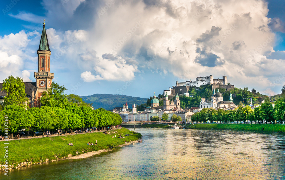 Fototapeta premium Historyczne miasto Salzburg z rzeką Salzach w lecie, Austria