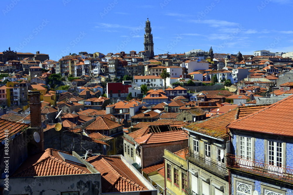 Oporto.  Vista a la torre Dos Clérigos y los tejados 