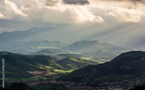 Raggi di sole al tramonto tra le colline e montagne marchigiane