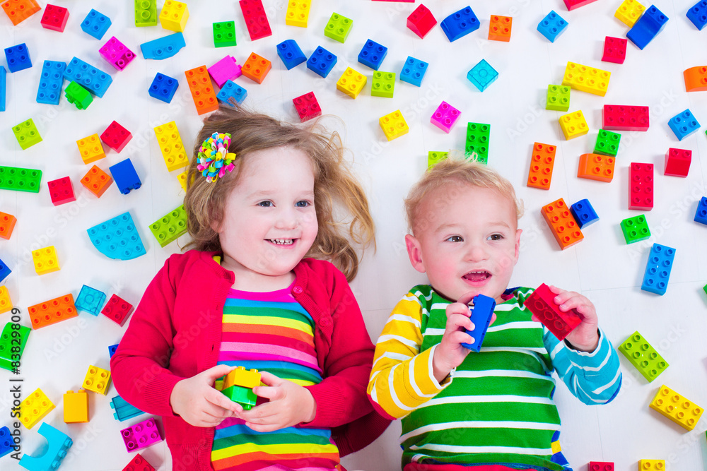 Fototapeta premium Kids playing with colorful blocks