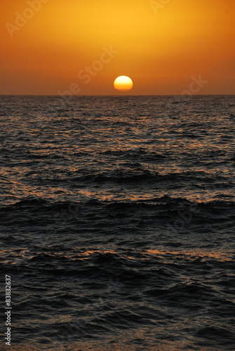 Fototapeta Naklejka Na Ścianę i Meble -  Setting sun over the ocean