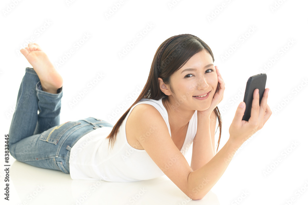 スマートフォンを持つ女性 スマートフォンを持つ女性