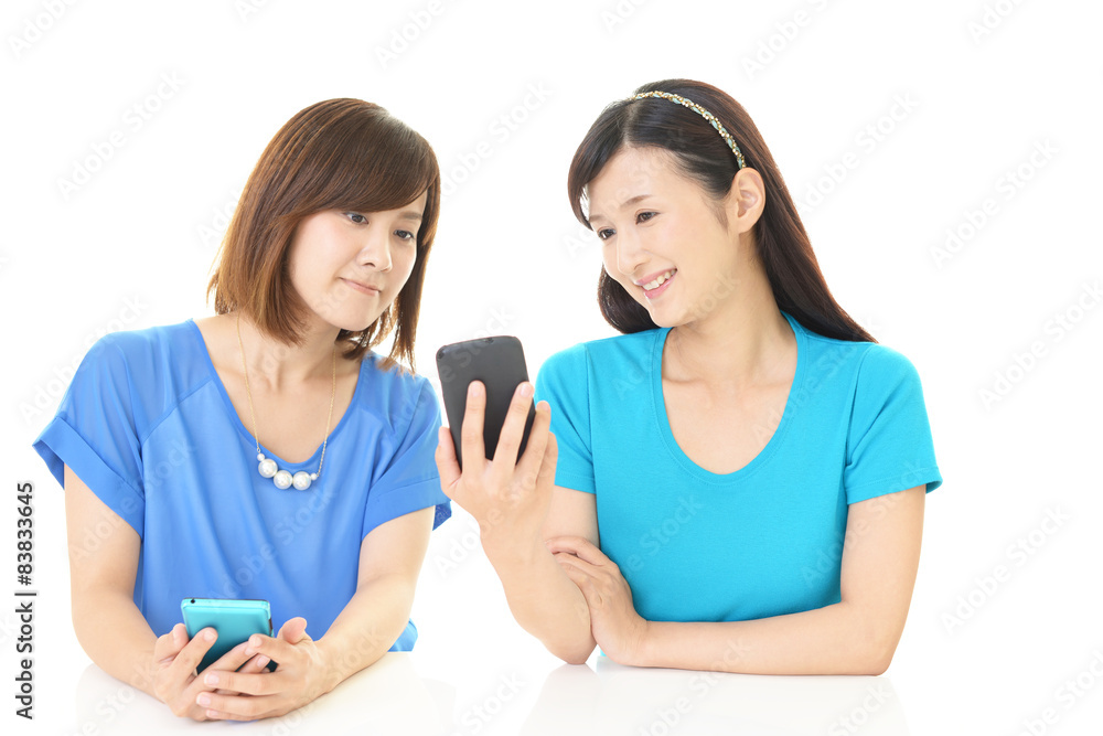 スマートフォンを持つ二人の女性 スマートフォンを持つ二人の女性