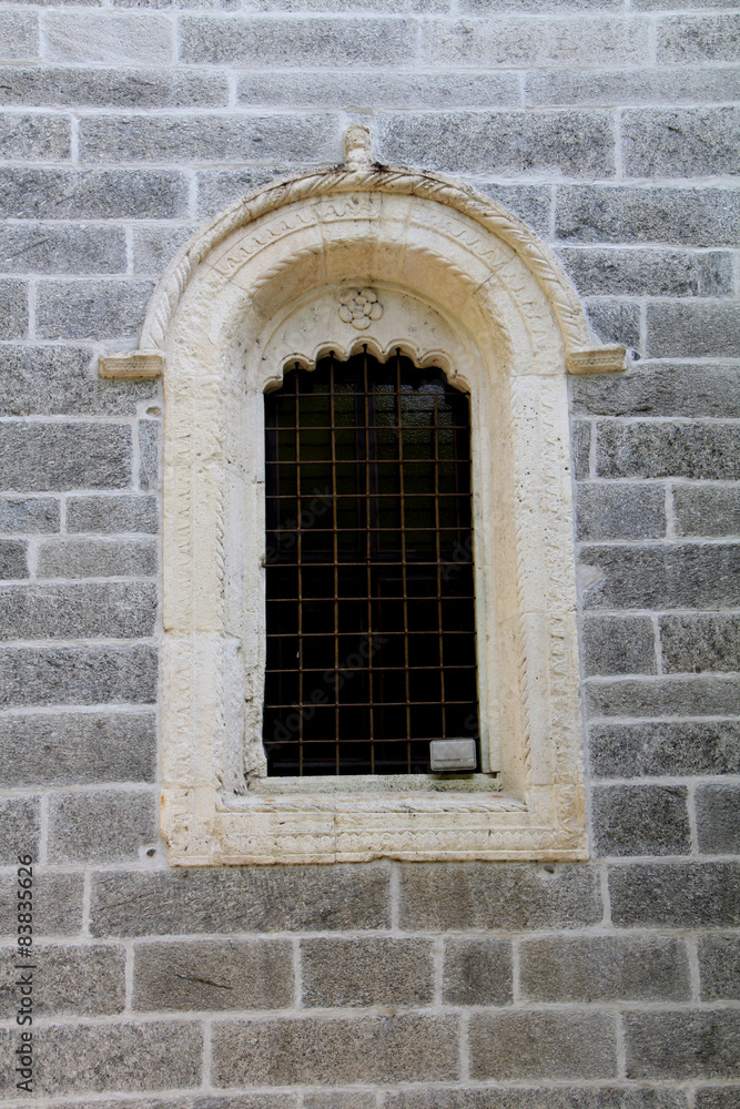 Madonna di Campagna, Verbania; finestra con cornice scolpita