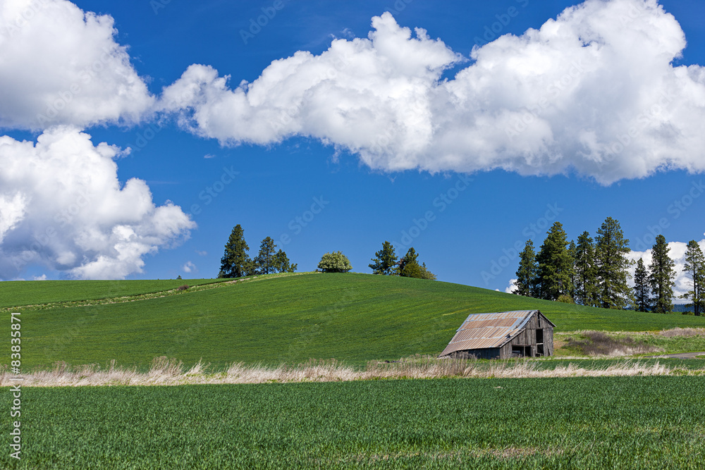Obraz premium Barn and clouds in the sky.