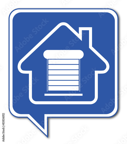 Logo maison et volet roulant.