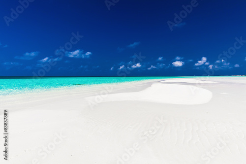 Fotografia Small sandbar in the middle of tropical lagoon in atoll of Maldi
