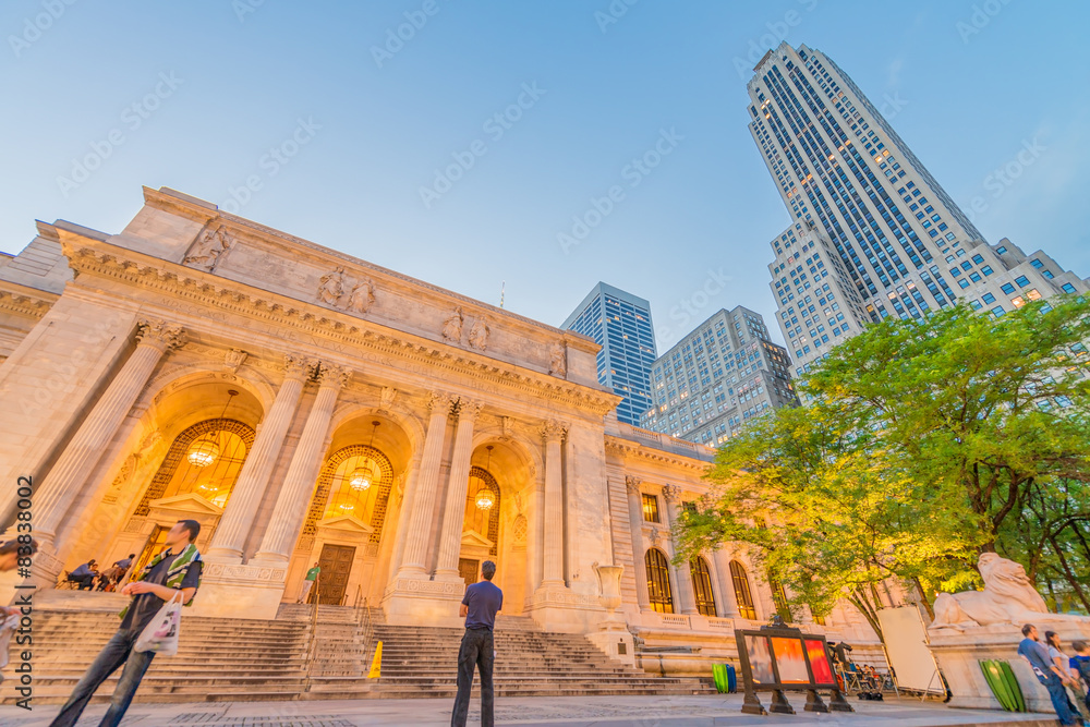 Obraz premium The Public Library and Fifth Avenue at sunset, Manhattan - New Y