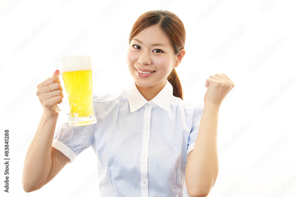 ビールを飲む笑顔のOL ビールを飲む笑顔のOL
