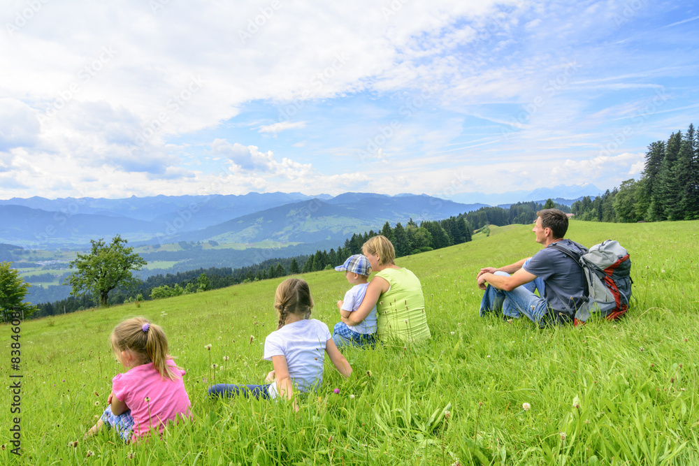 Fototapeta premium draussen Wohlfühlen mit der Familie