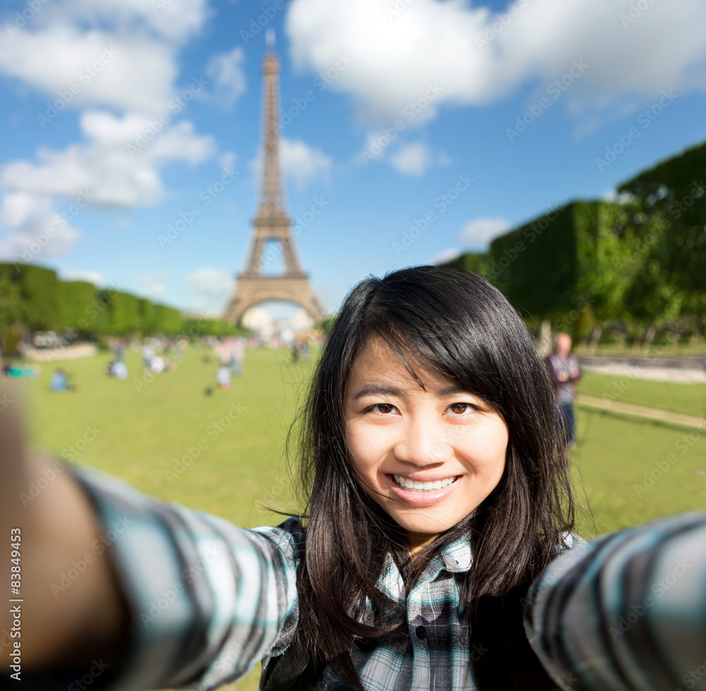 Naklejka premium Young attractive asian tourist in Paris taking selfie