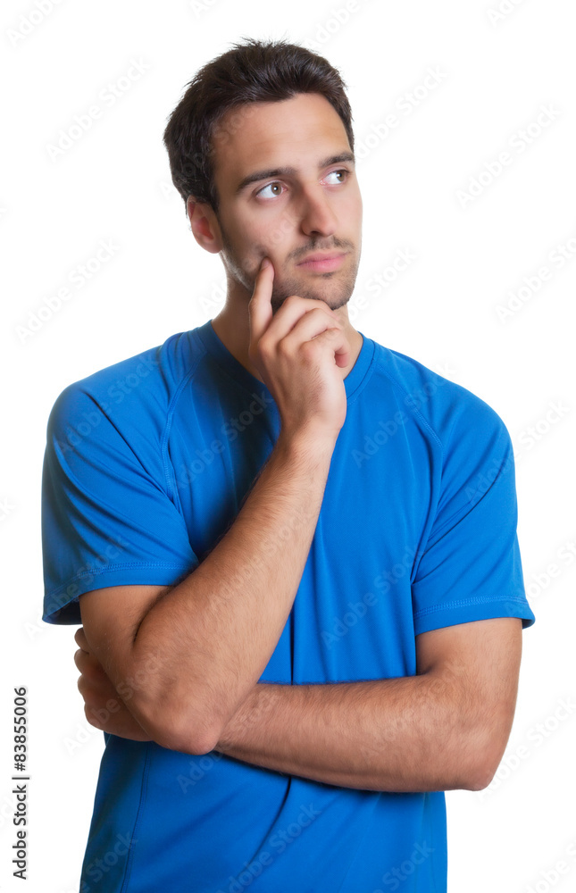Sportlicher junger Mann mit Bart und blauem Shirt denkt nach Sportlicher junger Mann mit Bart und blauem Shirt denkt nach