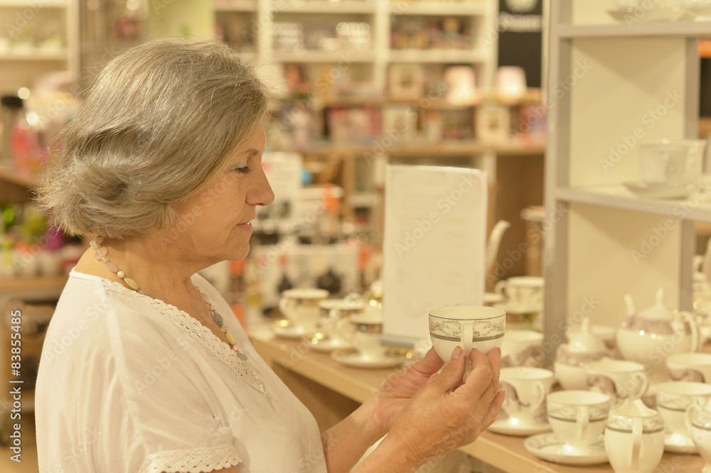 Obraz premium woman at the mall looking cup