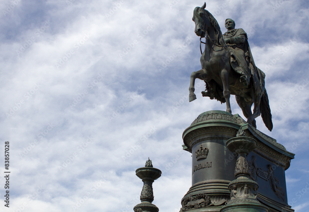König Johann von Sachsen, Statue auf dem Theaterplatz vor der Semperoper in Dresden
König Johann von Sachsen, Statue auf dem Theaterplatz vor der Semperoper in Dresden