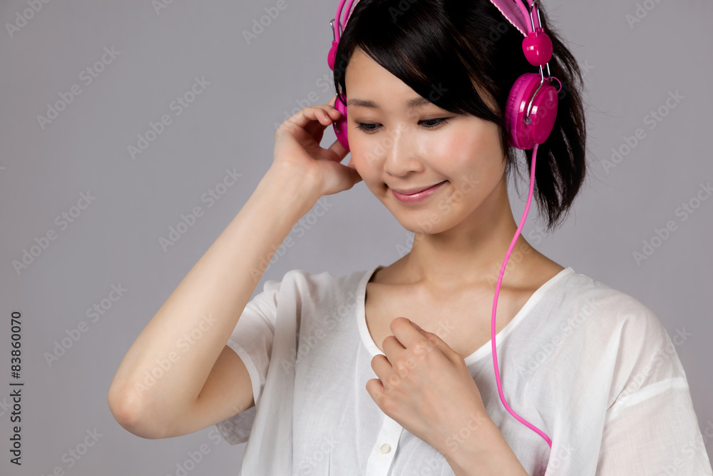 ヘッドホンで音楽を聴く女性