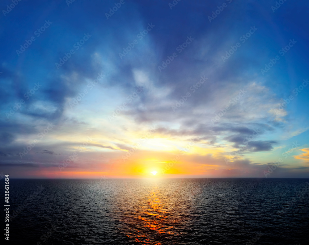 Naklejka premium Colorful sunset over water surface.