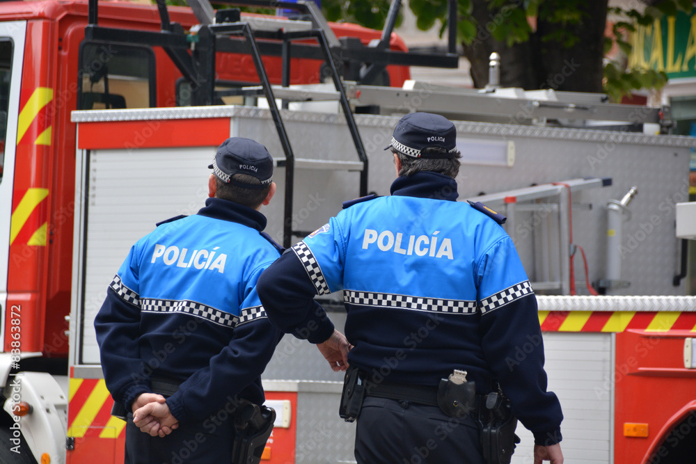 Fototapeta premium pareja de policias locales
