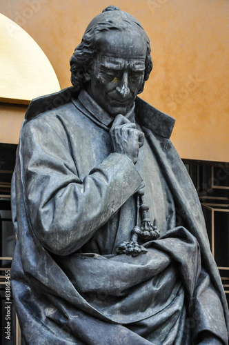 Madrid, España, estatua del Padre Piquer, Monte de Piedad