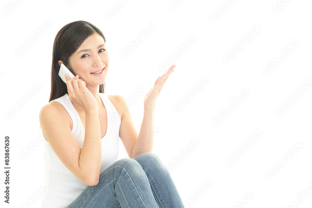 スマートフォンで会話中の女性 スマートフォンで会話中の女性