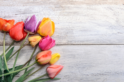 Картината върху платно fresh tulips arranged on old wooden background