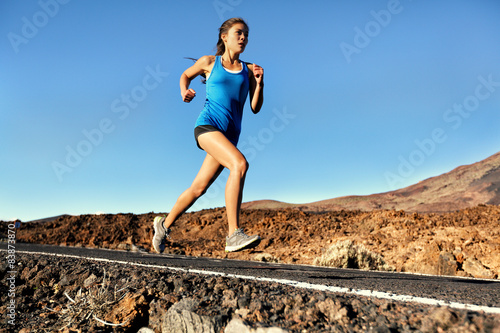 Foto Running sprinting woman - female runner training