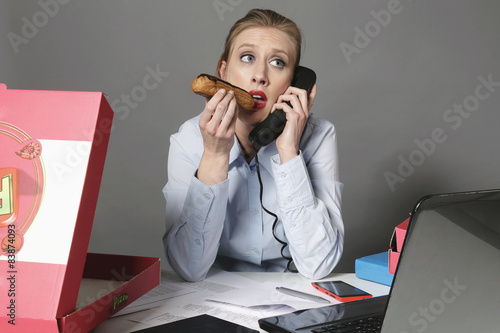 femme mangeant sucreries au bureau 