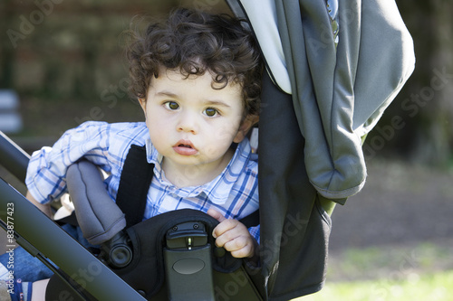 Bambino sul passeggino photo