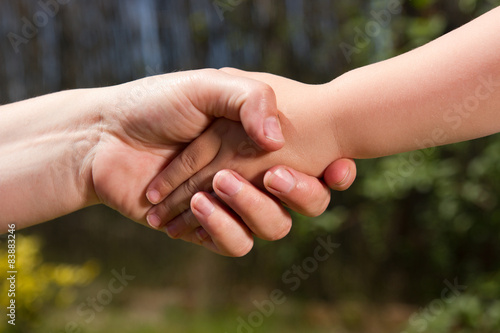 Kind- Erwachsener Händedücken © SENTELLO