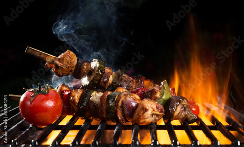 Tablou canvas Delicious vegetable and meat skewer on grill