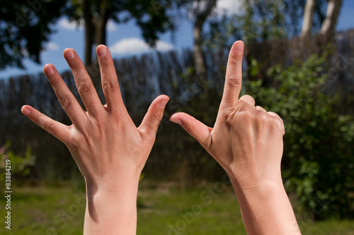 Finger zeigen eine Zahl sieben