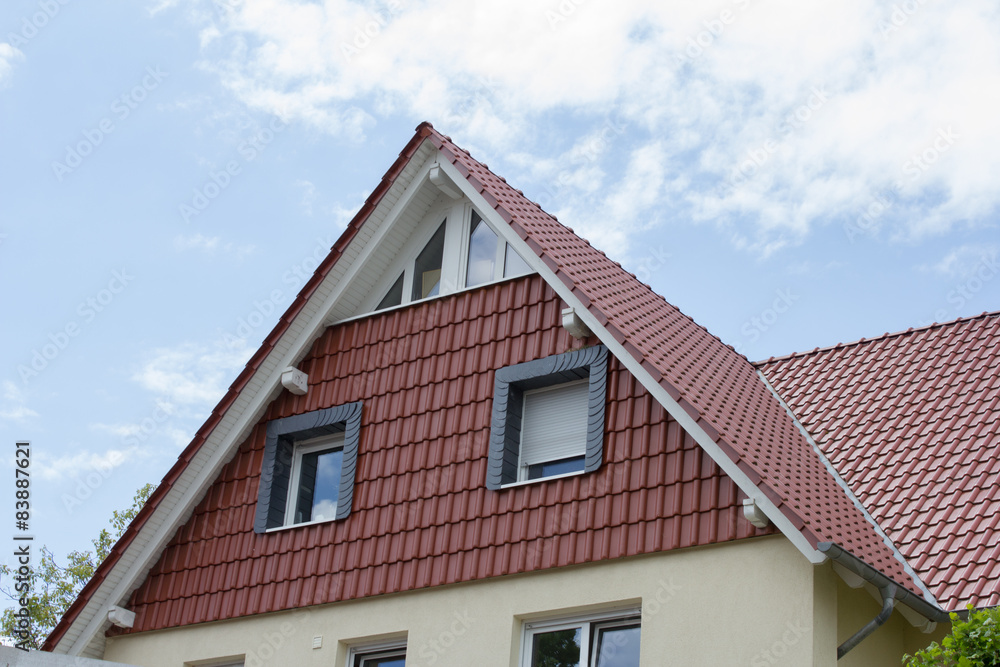 Dachgiebel eines gepflegten Wohnhauses Dachgiebel eines gepflegten Wohnhauses