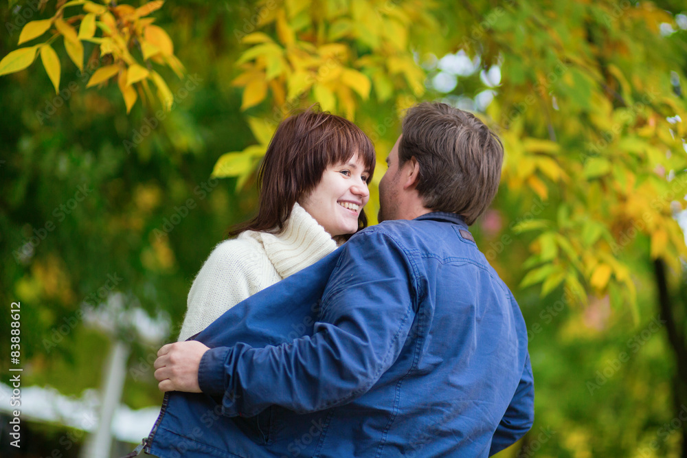 Fototapeta premium Romantic dating couple on a bright fall day