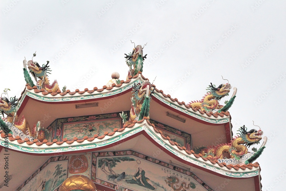 Fototapeta premium Dragon statue on the roof