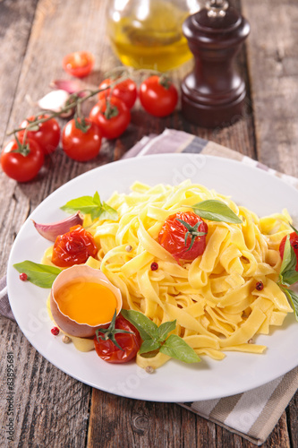 tagliatelle with tomato and basil